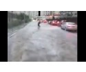 Il fait du wakeboard dans les rues inondées de Moscou