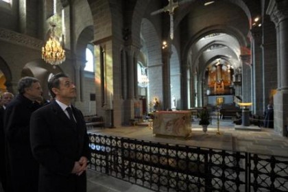 http://www.politique-actu.com/files/23423-sarkozy-eglise-puy-en-velay-1,bWF4LTQyMHgw.jpg